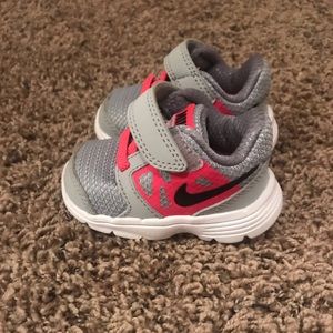Infant girl’s Nike tennis shoes